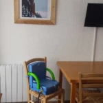Coin salle à manger équipé d'un réhausseur de chaise